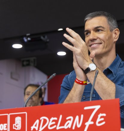 El secretario general del PSOE y presidente del Gobierno, Pedro Sánchez (i), durante el Comité Federal del partido este sábado, en la sede del partido en la madrileña calle de Ferraz