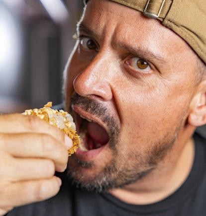 El tono y la estética de Juandi pueden inducir al equívoco. No es un cocinero canallita. Solo es un poco gamberro.