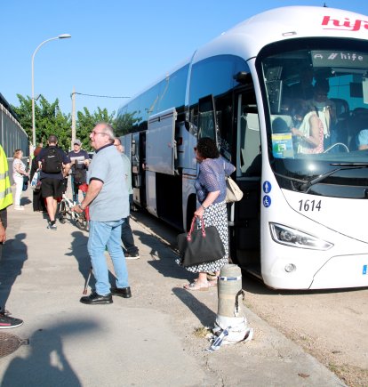 Pasajeros bajando de un autobús para continuar el trayecto desde la estación de tren de Cunit