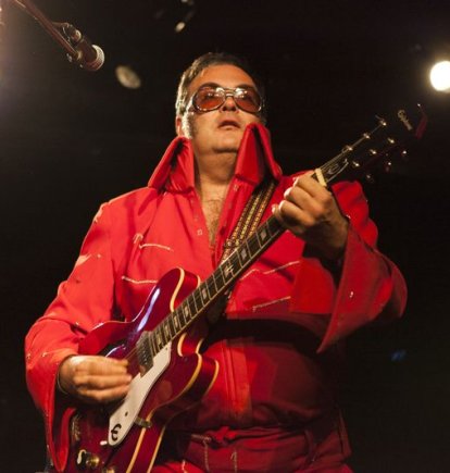 Ariel Santamaria durante un concierto.