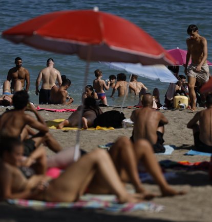 Muchas personas en la playa de la Malagueta este jueves en Málaga en el que continúa la ola de calor.