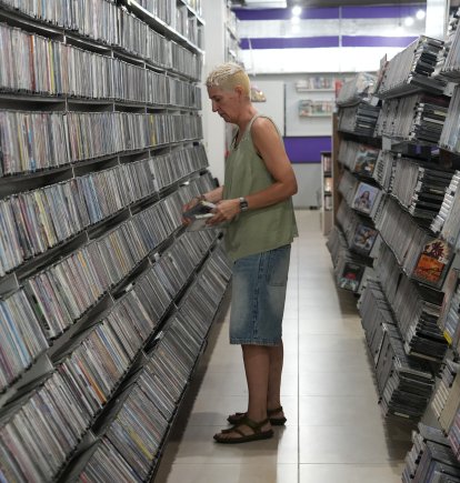 Una de las trabajadoras del Video Instan colocando algunas películas