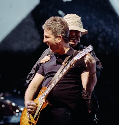 Noel y Liam Gallagher durante un concierto de la actual gira.