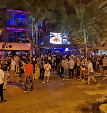 La calle Carles Buigas de Salou es uno de los epicentros del ocio nocturno.