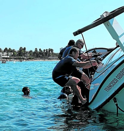 El Bote Salvavidas de Calafell durante una de sus exhibiciones en la Platja de Ponent de Salou, mostrando su particular técnica de giro
