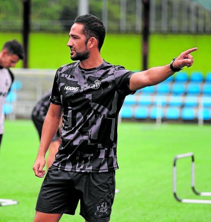 Dani Vidal en un entrenamiento con el Avilés.