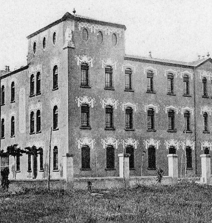 Cuando se construyó el Sol i Mar, Salou era un lugar inhóspito, sin más edificios que los propios de la actividad portuaria, la estación de tren, la Torre Vella y algunas fincas y masías dispersas.