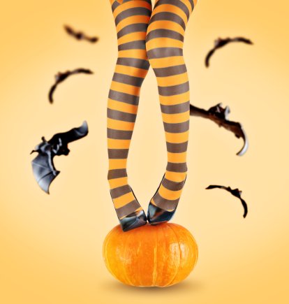 Mujer sobre calabaza rodeada de murciélagos.