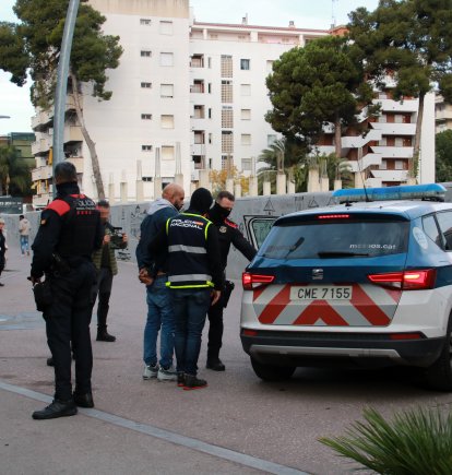 Una de las detenciones de la operación se ha llevado a cabo en una vivienda de la calle Carles Buïgas de Salou.