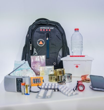 Els kits d’emergència són una eina bàsica i imprescindible per fer front a situacions extremes, reduir la sensació d’estrès i fomentar la cultura de l’autoprotecció.