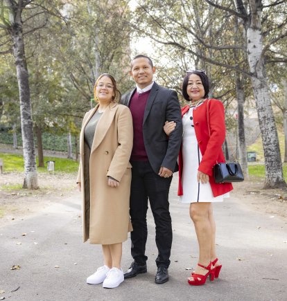 Javier Figueroa (centro), con su mujer, Jackeline (izquierda), y su suegra, Griselda Marval. Tuvieron que irse de Venezuela tras sufrir extorsión. Ahora toda la familia reside en Valls.