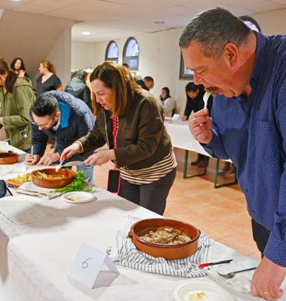 El jurat va tastar tots els plats per a poder deliverar quines elaboracions eren premiades.