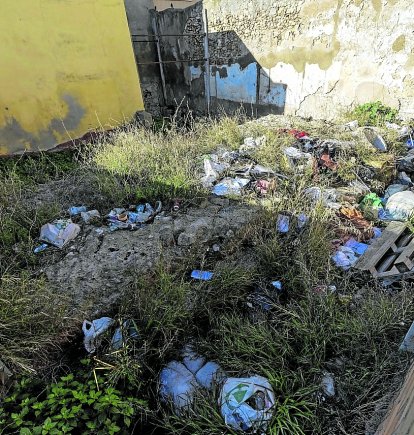 Las bolsas de basura encima de un solar con restos arqueológicos, en la calle Trinquet Nou