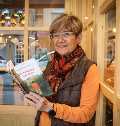 Montserrat Loba, embajadora en Tarragona de la Fundación FERO, en la librería Torrevisca de Cambrils.
