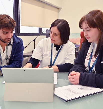 De izquierda a derecha: Salvador Martínez, residente de oncología; Dra.Lourdes Rofes, jefa de estudios, y Judith Giménez, secretaria de docencia.