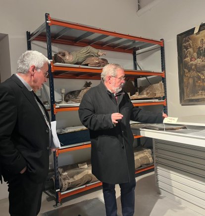 El arzobispo de Tarragona, Joan Planellas, y el delegado de Cultura del Arquebisbat de Tarragona, Andreu Muñoz, mostrando el nuevo repositorio.