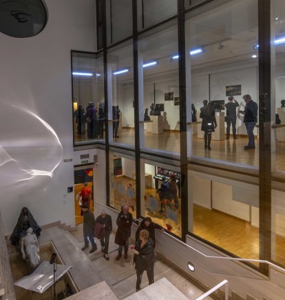 Vista de uno de los espacios más icónicos del museo, con la escultura ‘Mausoleo Lemonier’ de Julio Antonio, durante la inauguración de la exposición. foto: manel granellInauguración de la exposición ADQ_S_C_NS MAMT [ i+ ]