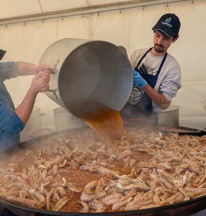 La Confraria de Pescadors preparó la receta tradicional de fideos con galeras.
