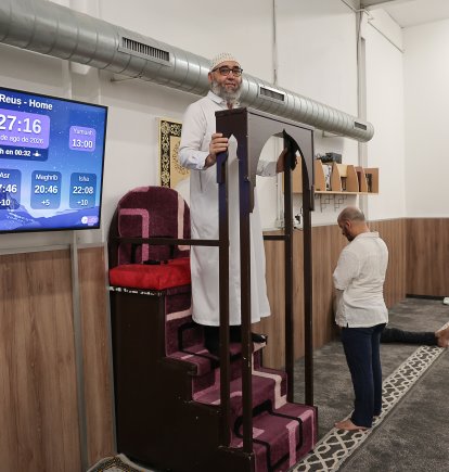 Mohammed Ali, presidente de la asociación que gestiona la mezquita Al-Birr de Reus, durante una oración.