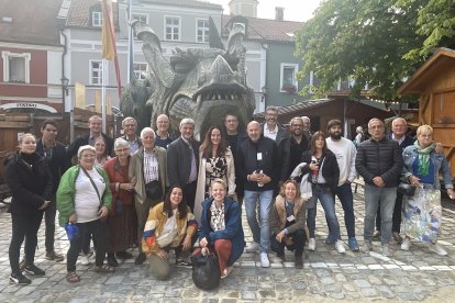 Les delegacions de les cinc ciutats implicades en la creació de l’associació europea de Sant Jordi, aquest dissabte a Furth im Wald amb el drac.
