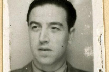 Monegal entregó esta foto al colegio de médicos después de la Guerra Civil para poder ejercer.