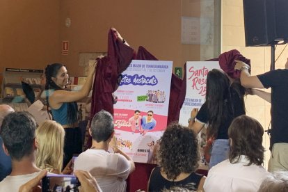 Laura González, diseñadora del cartel de Santa Rosalia 2025, lo destapa ante los invitados