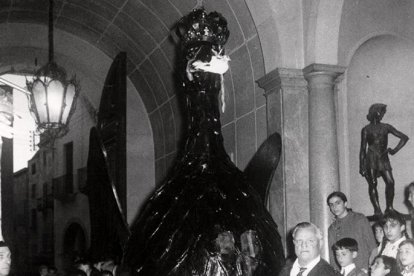 L'Àliga de 1961. La ciutat la va regalar a Gala, la dona de Dalí, i ara es troba al Museu Dalí de Figueres.