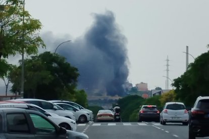 Primeros momentos del incendio. Es la columna de humo que se podía ver desde Les Gavarres.