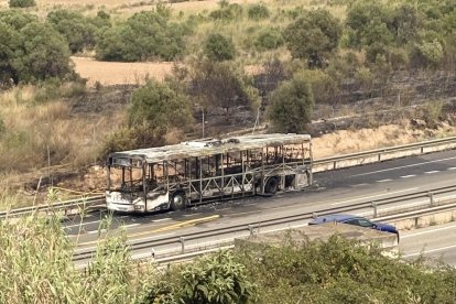 Imagen del autobús incendiado en Tarragona