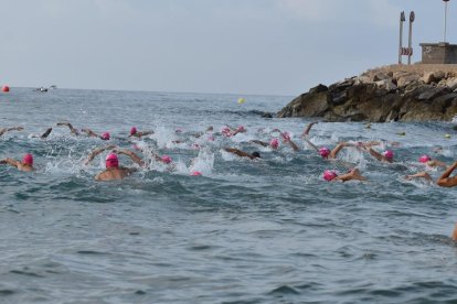 Nadadores ya en el agua, en la playa del Regueral.