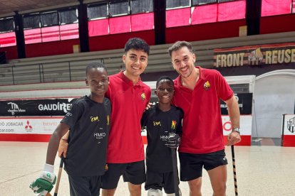 Un par de jugadores africanos posan con Diego Rojas y Joan Salvat, del Reus Deportiu.