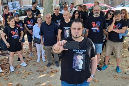 Pablo Martínez y Marea Blava a las puertas del Parlament de Catalunya.