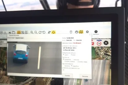 La cámara sigue un coche por la AP-7.