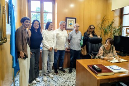 Julia con su familia en el Ayuntamiento.