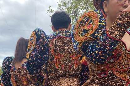 Una cincuentena de grupos de baile en la Rúa de la Hispanidad de Barcelona este 12-O