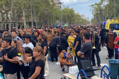 Una cincuentena de grupos de baile en la Rúa de la Hispanidad de Barcelona este 12-O