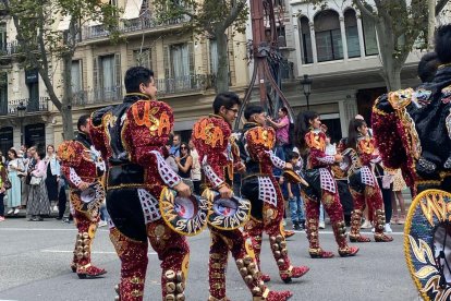 Una cincuentena de grupos de baile en la Rúa de la Hispanidad de Barcelona este 12-O