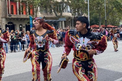 Una cincuentena de grupos de baile en la Rúa de la Hispanidad de Barcelona este 12-O