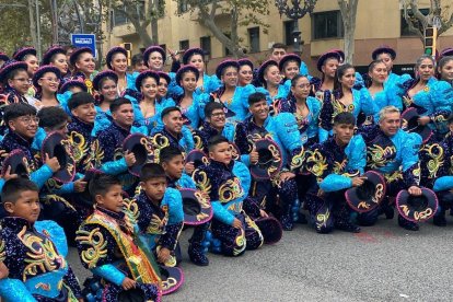 Una cincuentena de grupos de baile en la Rúa de la Hispanidad de Barcelona este 12-O