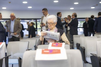 Dora Rioja, subscriptora del Diari, llegint l'edició del dia a la sala Victoria Climent.