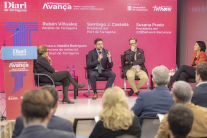 La directora del Diari, Natàlia Rodríguez; l'alcalde de Tarragona, Rubén Viñuales; el president del Port de Tarragona, Santiago Castellà i la presidenta del 22@ i directora general d'Inetum, Susana Prado.