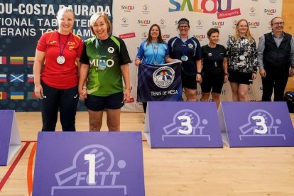 Joana Zilotin y Svetlana Skobina, con su oro en el doble femenino +50 del torneo que conquistaron en Salou.