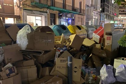 La calle Colom de Tarragona, llena de cajas y basura