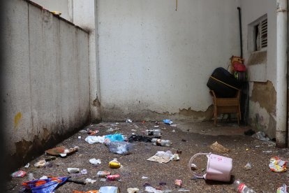 Los vecinos de las casas de colores de Campclar, hartos del deterioro de sus viviendas.
