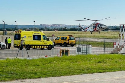 Llegada del helicóptero al aeropuerto de Reus con el paciente de la plataforma Casablanca.
