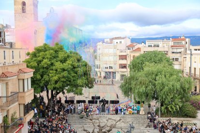 La inauguració a Riudoms ha finalitzat a la plaça de l'Església, amb una actuació final i la presència d'elements del seguici fesitu riudomenc.
