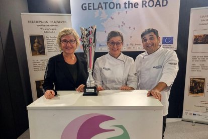 Núria Del Cacho y Ahmed Atamna, propietarios de Gelats i Torrons Xixona, con el premio