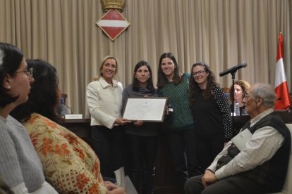 Família de Josep M. Calbet Cassanyes, recollint el Títol de Reconeixement.