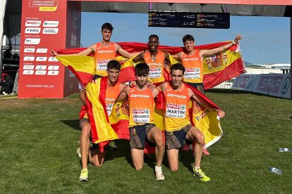 Vives, arriba a la izquierda, de pie, con el equipo español sub23 que fue bronce.