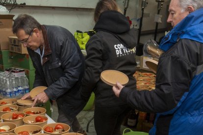 Preparant els ingredients per a la clotxa.